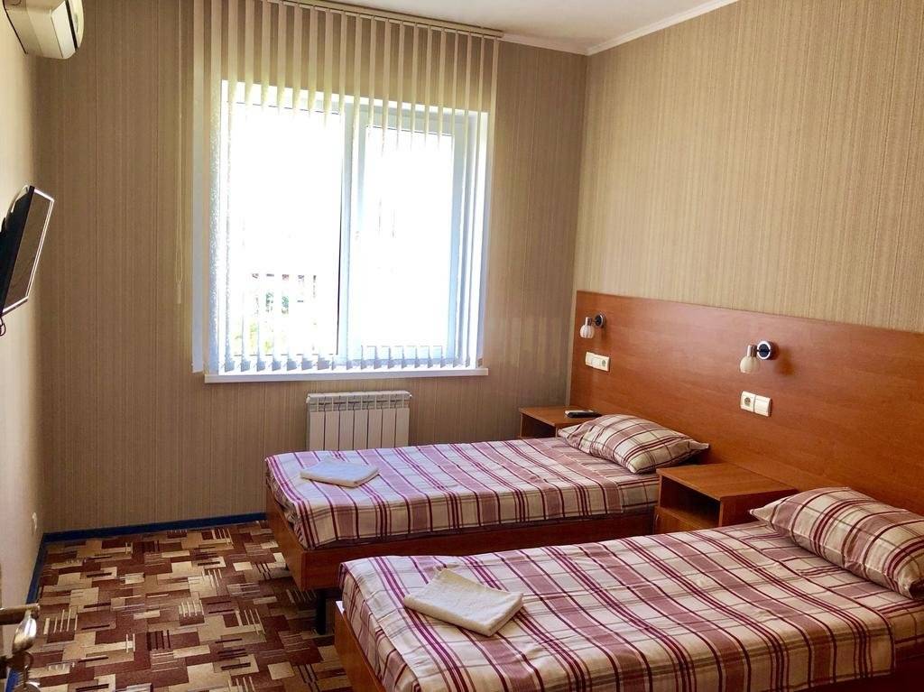 Двухместный номер эконом-класса с 2 отдельными кроватями и общей ванной комнатой